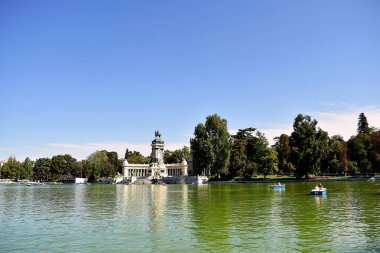 Madrid 'deki Retiro Park bahçesinde bir Alfonso Xii anıtı. İspanya. Avrupa. 18 Eylül 2019