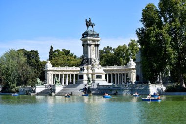 Madrid 'deki Retiro Park bahçesinde bir Alfonso Xii anıtı. İspanya. Avrupa. 18 Eylül 2019