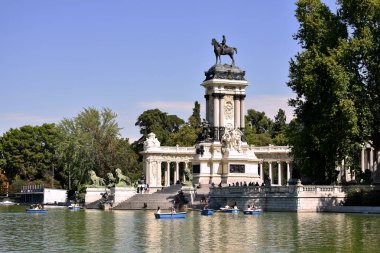 Madrid 'deki Retiro Park bahçesinde bir Alfonso Xii anıtı. İspanya. Avrupa. 18 Eylül 2019