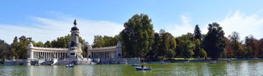 Madrid 'deki Retiro Park bahçesinde bir Alfonso Xii anıtı. İspanya. Avrupa. 18 Eylül 2019