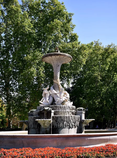 Madrid 'deki Parque del Retiro' nun bahçesindeki Galapaogs Çeşmesi ya da II. Isabel Çeşmesi. İspanya. Avrupa. 18 Eylül 2019