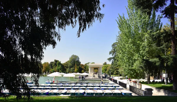 Botes Para Dar Paseo Por Jardín Del Parque Del Retiro —  Fotos de Stock