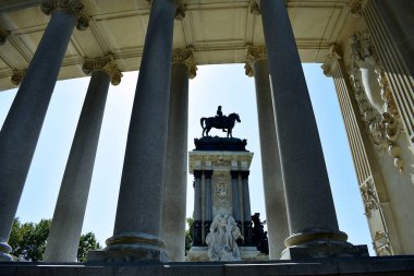 Madrid 'deki Retiro Park bahçesinde bir Alfonso Xii anıtı. İspanya. Avrupa. 18 Eylül 2019