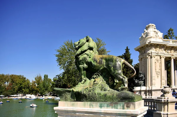 León Jardín Del Parque Del Retiro Madrid España Europa Septiembre — Foto de Stock