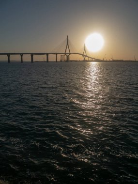 Anayasa köprüsünde güneş doğuyor, adı La Pepa, Cdiz Körfezi, Endülüs. İspanya. Avrupa