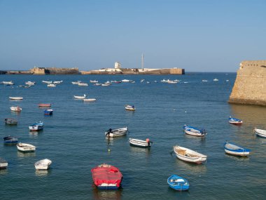 Cadiz 'in başkentinde Castillo de San Sebastian yakınlarında balıkçı tekneleri. Endülüs. İspanya. Avrupa. 13 Temmuz 2020