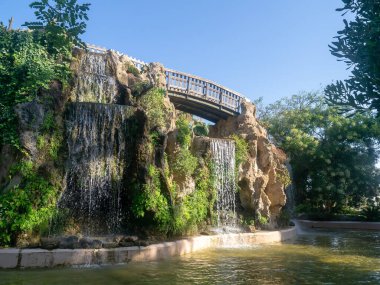 Cadiz 'in başkentindeki Ceneviz Parkı' na su dökülüyor. Endülüs. İspanya. Avrupa.