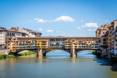 Yatay fotoğraf ünlü Ponte Vecchio ile. Tuscany şehir Floransa köprüdür. Köprü dükkan altın sürü içerir. Yapı İtalya Arno Nehri üzerinde inşa.