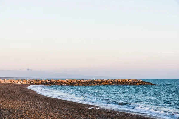 Fotografie Orizontală Plajei Goale Trimiteți Este Întuneric Apa Spartă Piatră — Fotografie, imagine de stoc