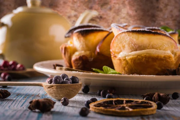 Horizontale Foto Met Krokante Dessert Sweet Gemaakt Van Apple Segmenten — Stockfoto