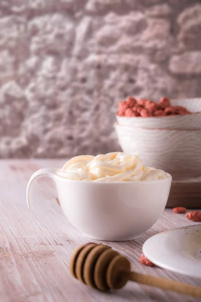 Foto Vertical Taza Blanca Taza Está Completamente Llena Queso Cuajada —  Fotos de Stock