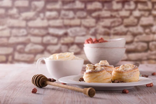Poziome Zdjęcie Słodki Deser Deser Jest Wykonane Ciasta Francuskiego Wypełnione — Zdjęcie stockowe