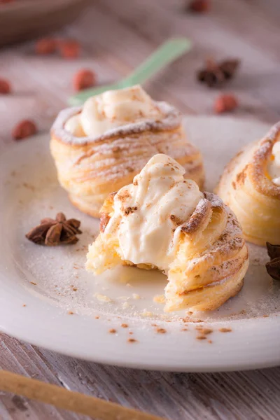 Foto Vertical Con Postre Dulce Postre Está Hecho Hojaldre Relleno — Foto de Stock