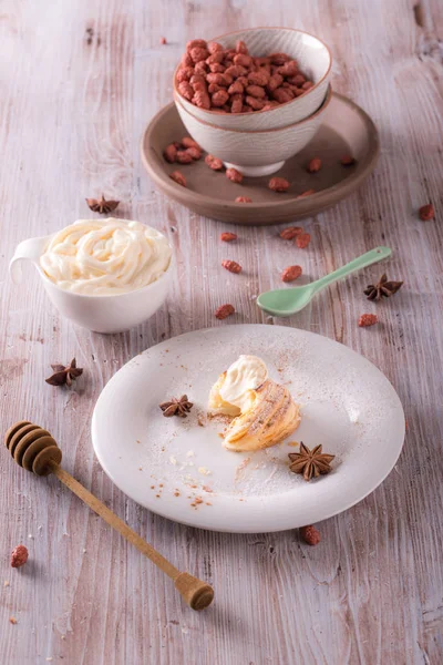 Pionowe Zdjęcie Słodki Deser Deser Jest Wykonane Ciasta Francuskiego Wypełnione — Zdjęcie stockowe