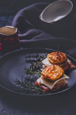 Puf böreği hamuru ile jambon ve otlar peynir sandviç