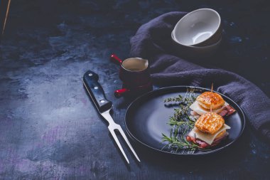 Puf böreği hamuru ile jambon ve otlar peynir sandviç