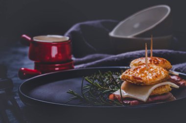 Puf böreği hamuru ile jambon ve otlar peynir sandviç