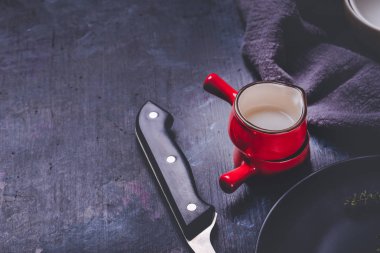 Karanlık kartı üzerindeki kolu ve kırmızı renkle küçük kase yığılmış