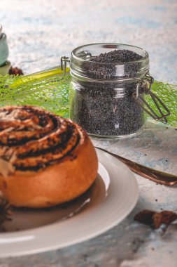 Hafif tahta üzerinde ham haşhaş tohumları dolu kapalı kapak ile cam kavanoz