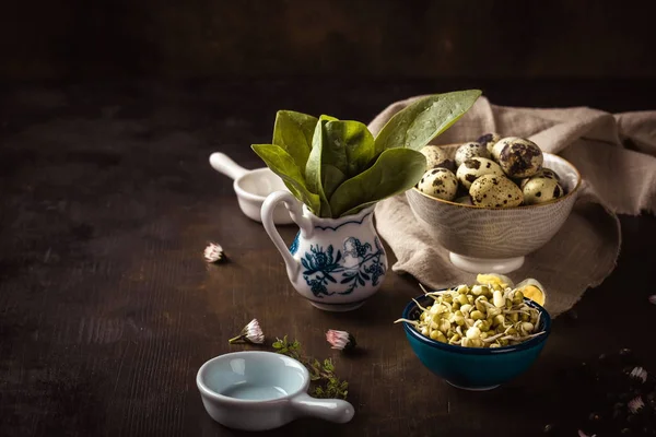 Kom vol Mung taugé op houten bord met spinazie en eieren — Stockfoto