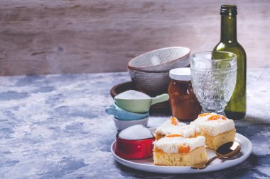 Mandalina parçaları ile tepesi krema ile kek birkaç adet