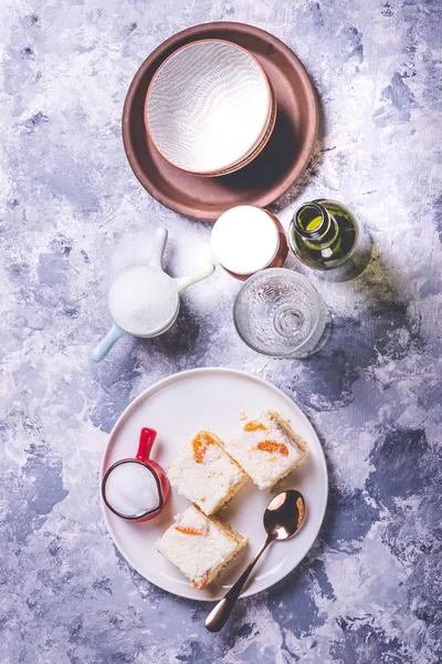 Few pieces of cake with cream topping with pieces of tangerines — Stock Photo, Image