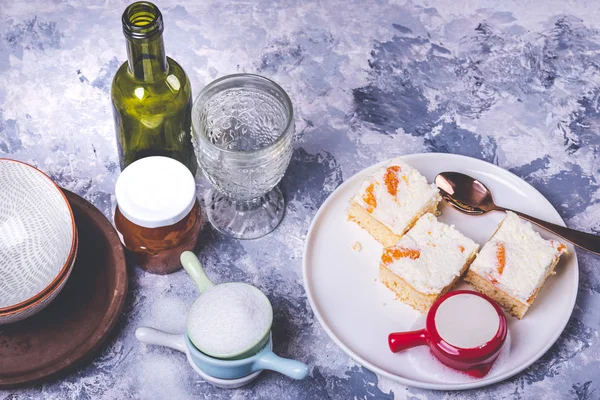 Paar stukjes taart met room topping met stukjes mandarijnen — Stockfoto