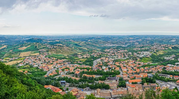 Pohled na venkovský kraj San Marino z hlavního města — Stock fotografie