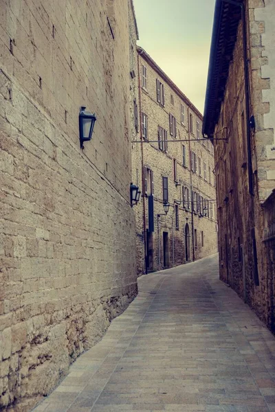 Pohled do starobylé ulice města Urbino — Stock fotografie