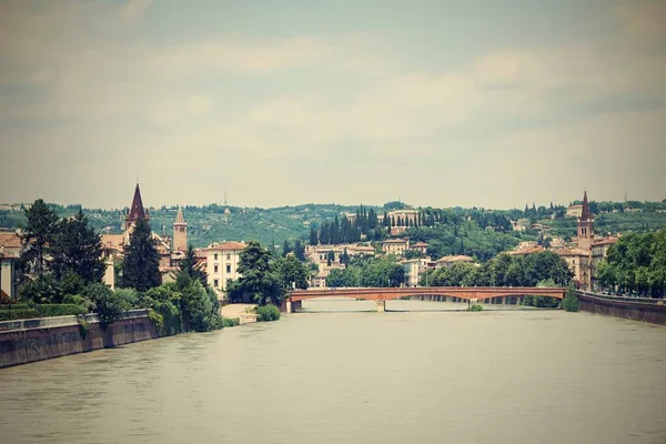 Vista sobre o rio Adige que atravessa a cidade de Verona — Fotografia de Stock