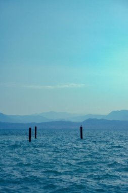 Dağlarda kuşlarla birlikte Lago di Garda 'ya bakın.