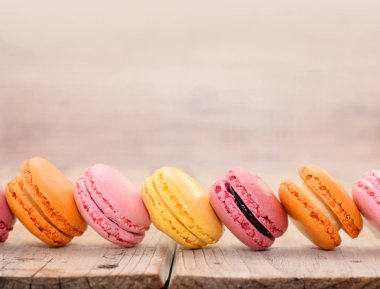 Ahşap masa üzerinde bir satır macaroons