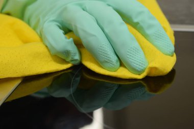 Siyah seramik pişirme yüzeyi temizliği