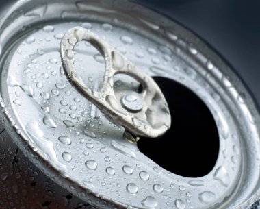 Su yoğuşma damlaları ile alüminyum olabilir soğuk içecek