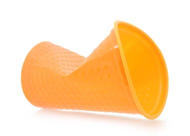 Kullanılmış plastik bardak beyaz izole