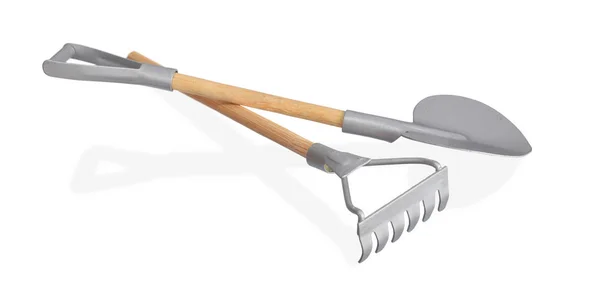 Садовые инструменты лопаты и грабли изолированы на белом — стоковое фото