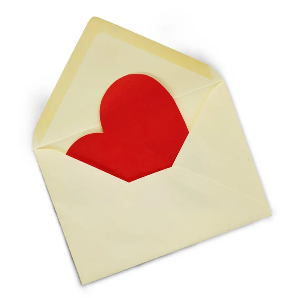 Червоне паперове серце в поштовій конверті ізольовано на білому — стокове фото