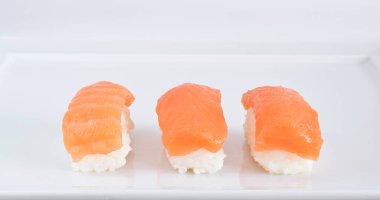 Pirinç çiğ somon dilimi ile Suşi