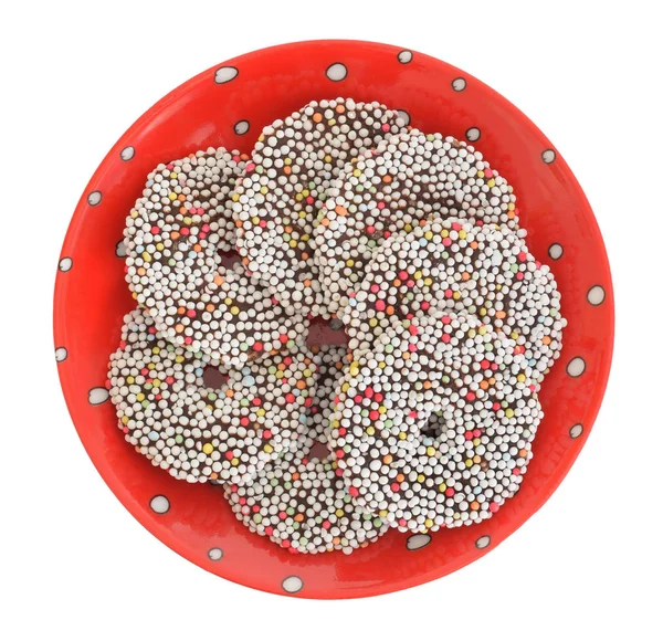 白に分離された赤いプレートに砂糖ボールを持つチョコレートペストリー — ストック写真