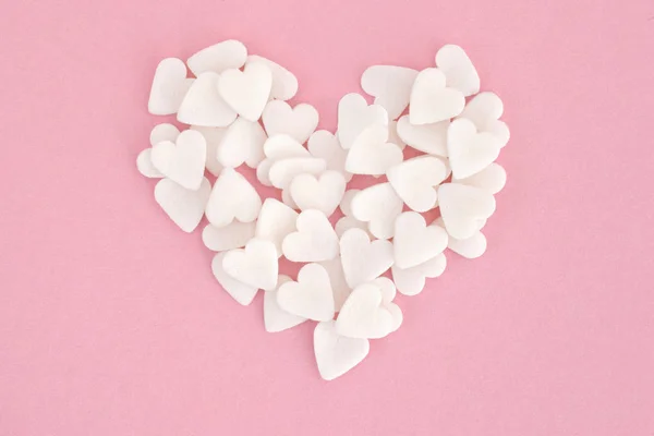 Cuori di zucchero bianco a forma di cuore a San Valentino isolati su rosa — Foto Stock