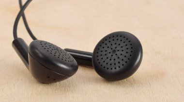 Siyah retro kulaklıklar kapatıldı