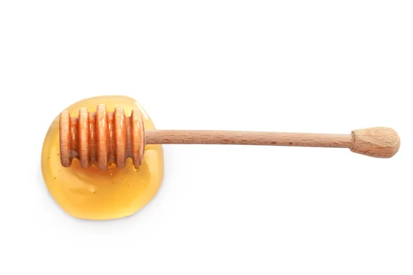白に分離された液体蜂蜜と木製のハニーディッパー — ストック写真