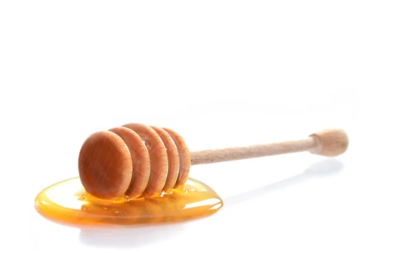 Деревянный медоед с желтым жидким медом изолирован на белом — стоковое фото