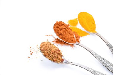 Baharatlı tuz karışımı, kırmızı kırmızı biber tozu ve curcuma kapalı