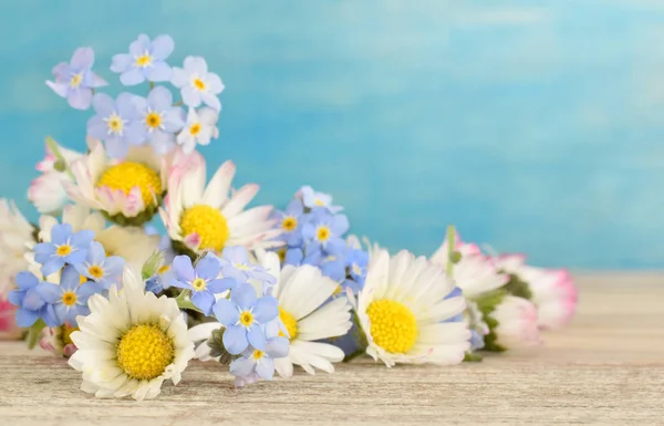 Flores de pradera cerradas en escritorio de madera — Foto de Stock