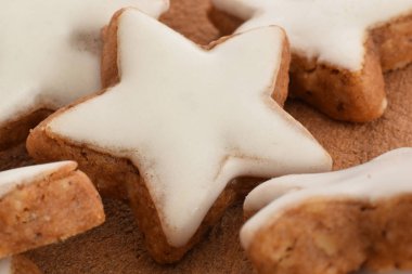 Zencefilli kurabiye ya da yıldız şeklinde beyaz kaplı pasta Noel tatili için.