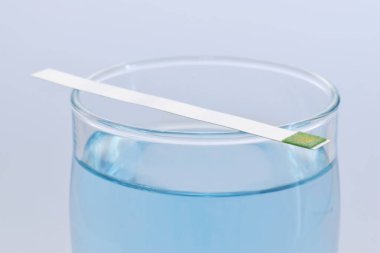 İçki bardağının üzerindeki su sertliğinin göstergesi kapanmış.