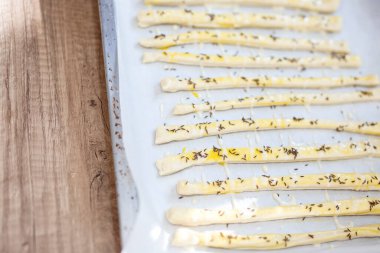 Evde tuzlu, susamlı ve kimyonlu ekmek yapmak.