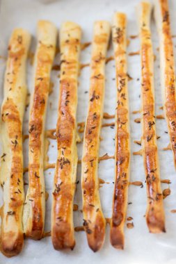 Evde tuzlu, susamlı ve kimyonlu ekmek yapmak.