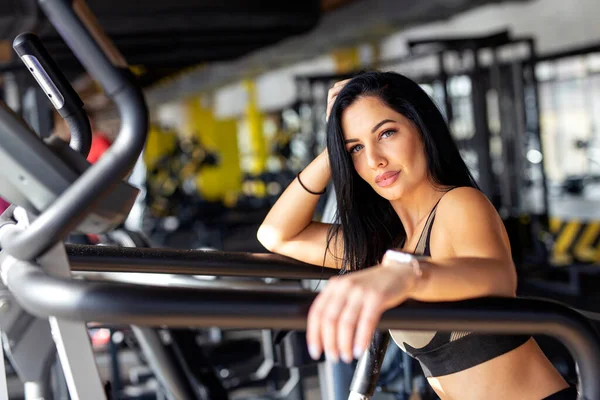 Largo Cabello Oscuro Forma Mujer Ropa Deportiva Gimnasio Ejercicio Duro — Foto de Stock